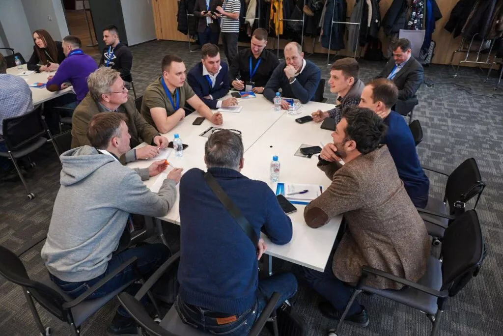 Илья Лягов и Ростислав Шубенок проводят презентацию технологии