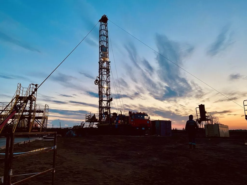 Фото месторождения в сумеречное время