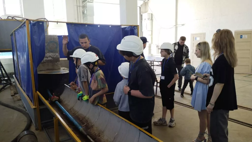 Дети знакомятся с устройством оборудования