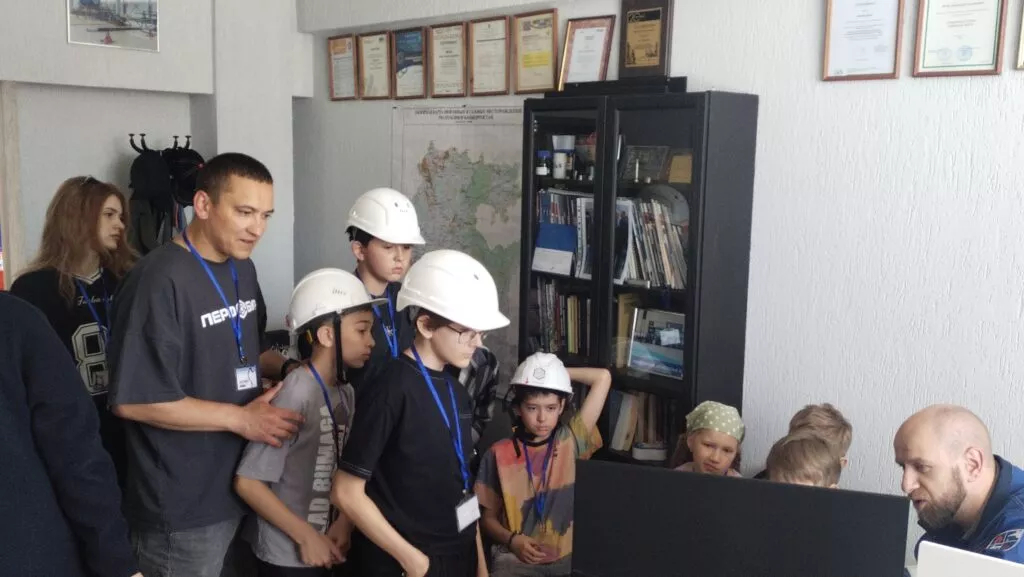 Детей собрали в аудитории