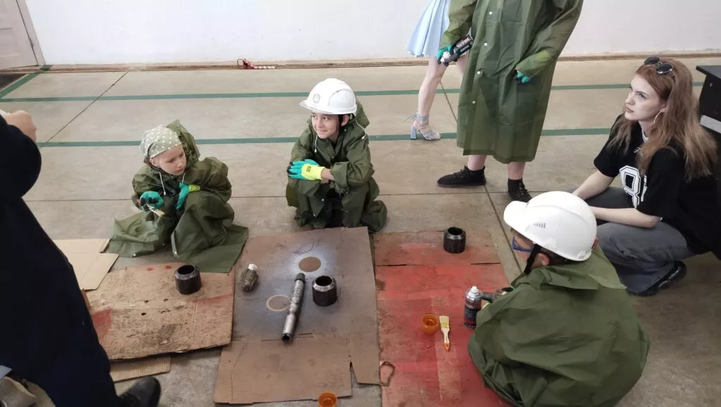 Дети в защитных костюмах